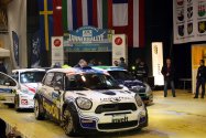 Rallye Český Krumlov: Soutěžní vozy na pódiu ve freistadtské hale při přeskupení